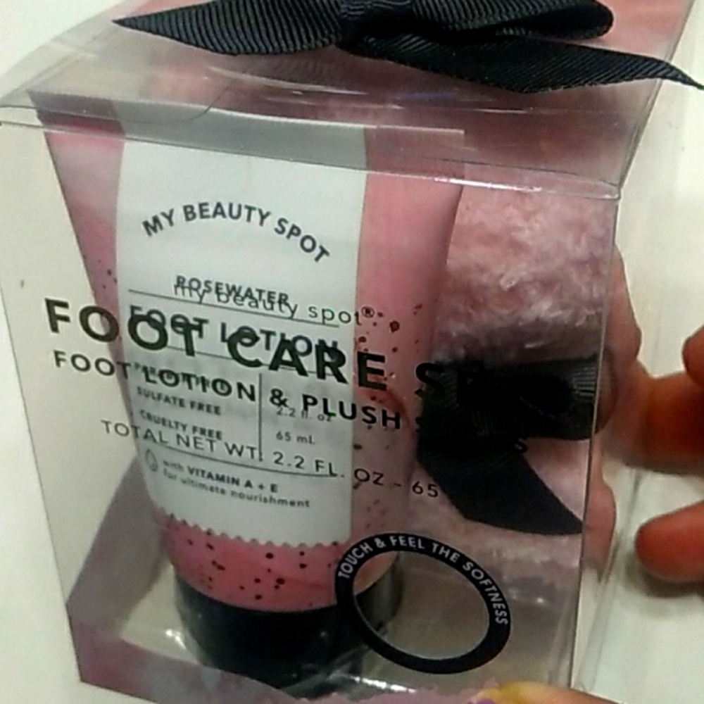 NWT-  Foot Spa set with rosewater foot lotion and pink fuzzy socks